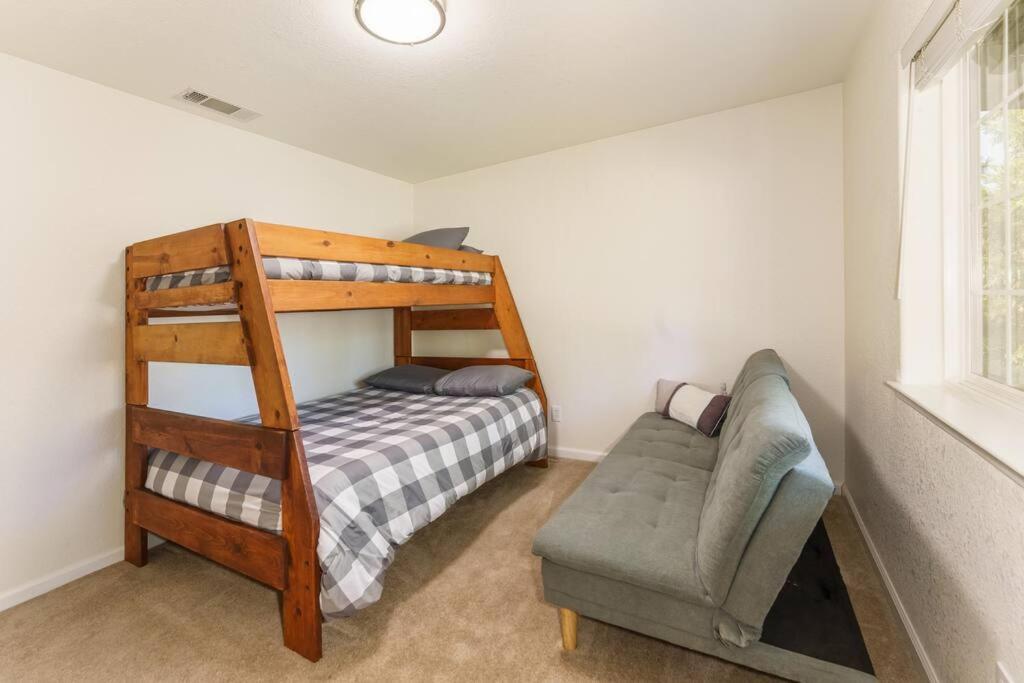 Holiday home Acorn House - Charming House In Heaven With Pool Table With Lovely Backyard *