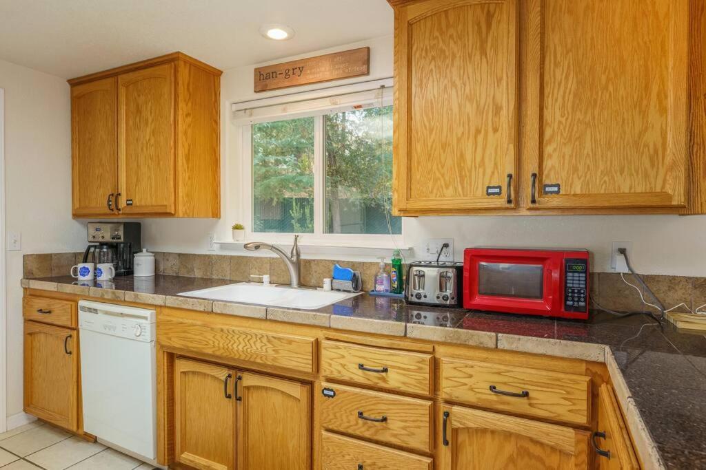 Acorn House - Charming House In Heaven With Pool Table With Lovely Backyard